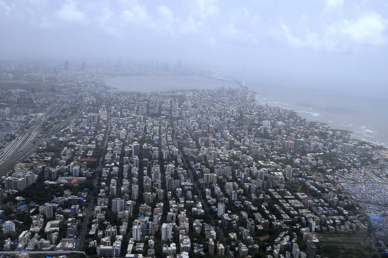 Why March Evenings in Mumbai Change How People Dress and Move Through the City